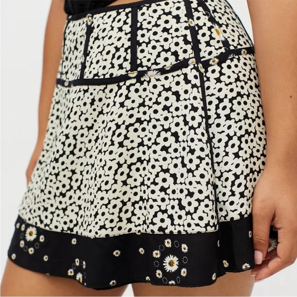 Urban Outfitters Esme Flirty Wrap Mini Skirt Black White Daisy Floral Print NEW - Picture 4 of 9